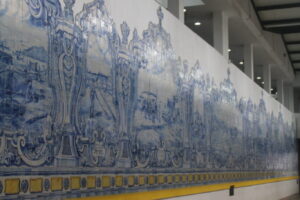 Parede de azulejos no interior do Mercado do Livramento